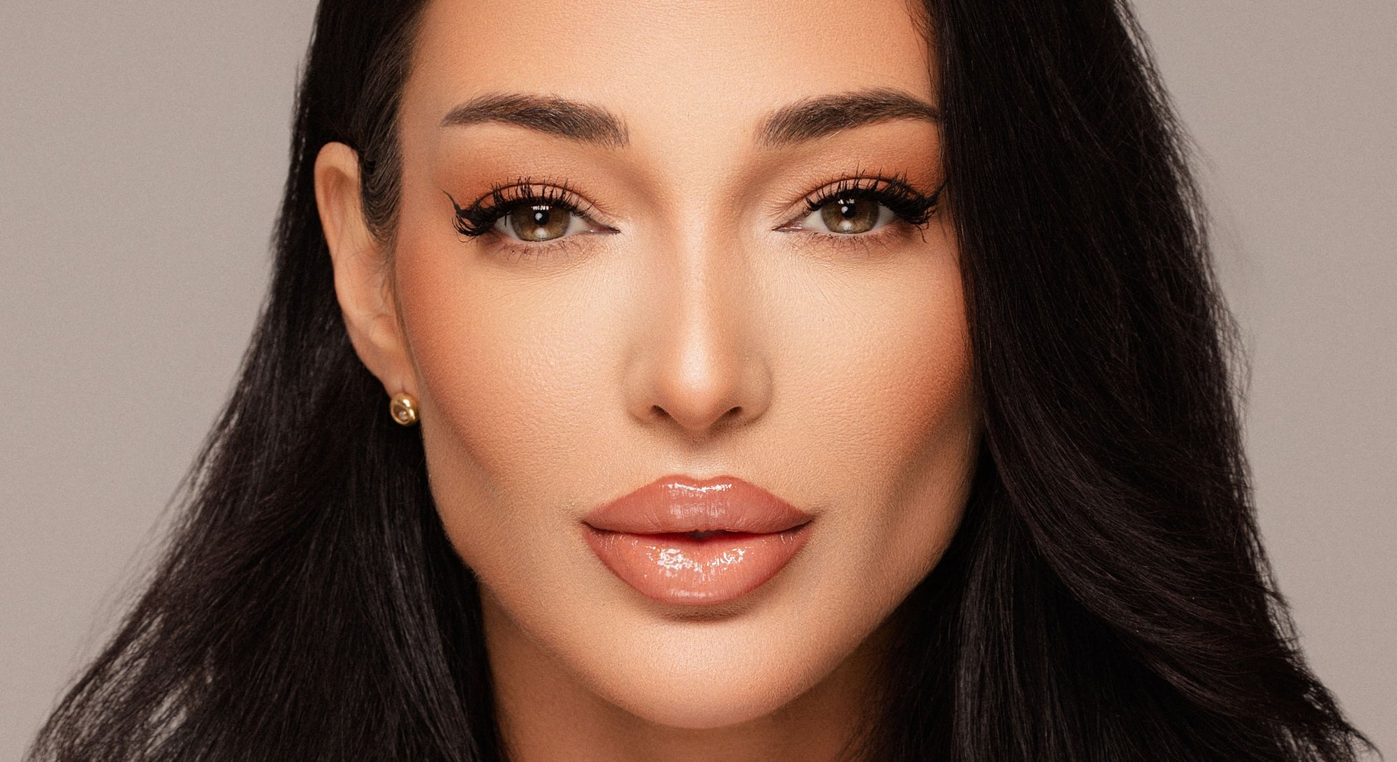 Олга Модева позира с блестяща очна линия Goldie metal glow
Olga Modeva with Shimmering eyeliner Goldie metal glow
SUGA BUBA