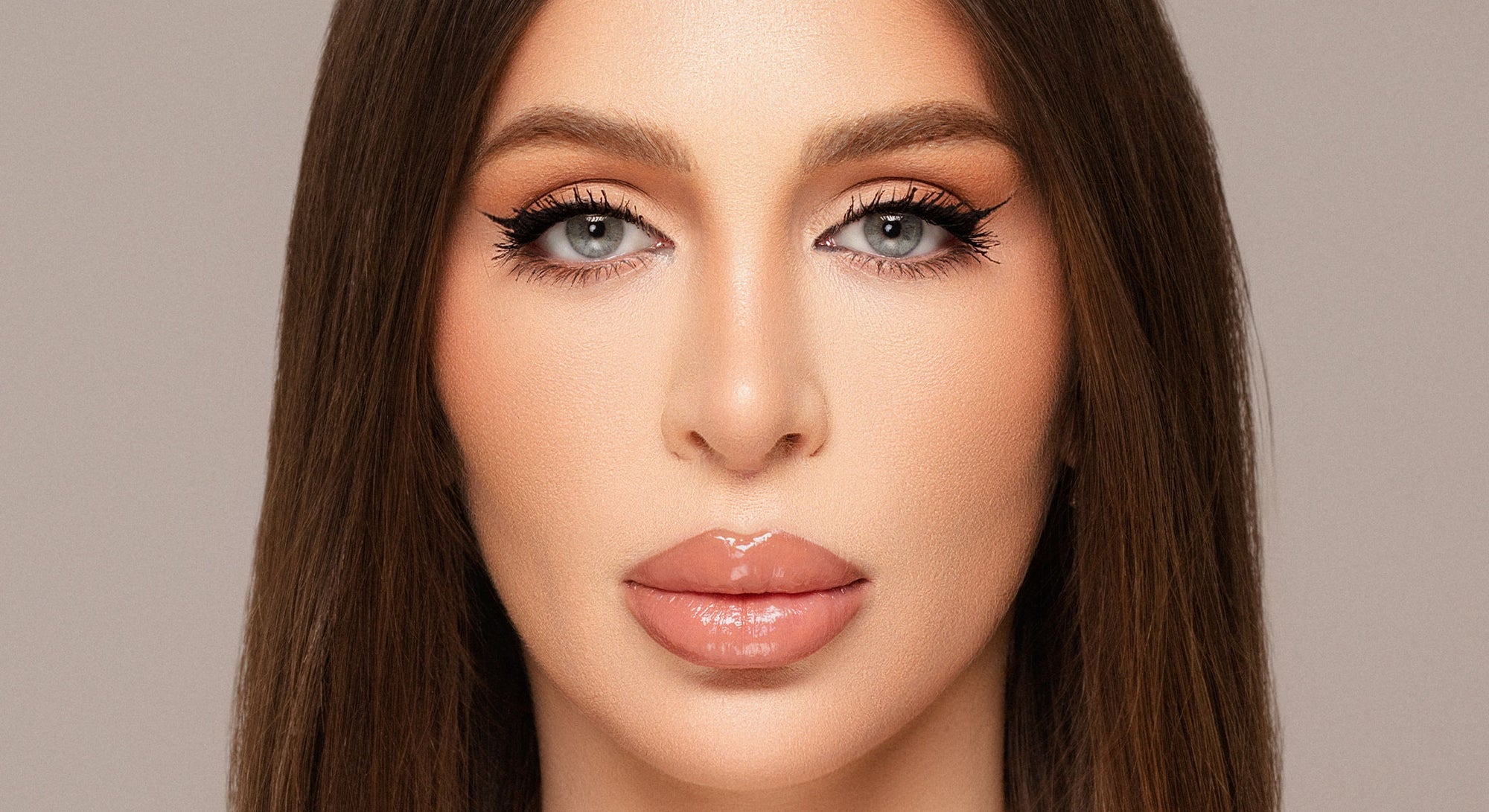 Цвети Василева позира с блестяща очна линия Hologram metal glow
Cvety Vassileva with Shimmering eyeliner Hologram metal glow
SUGA BUBA