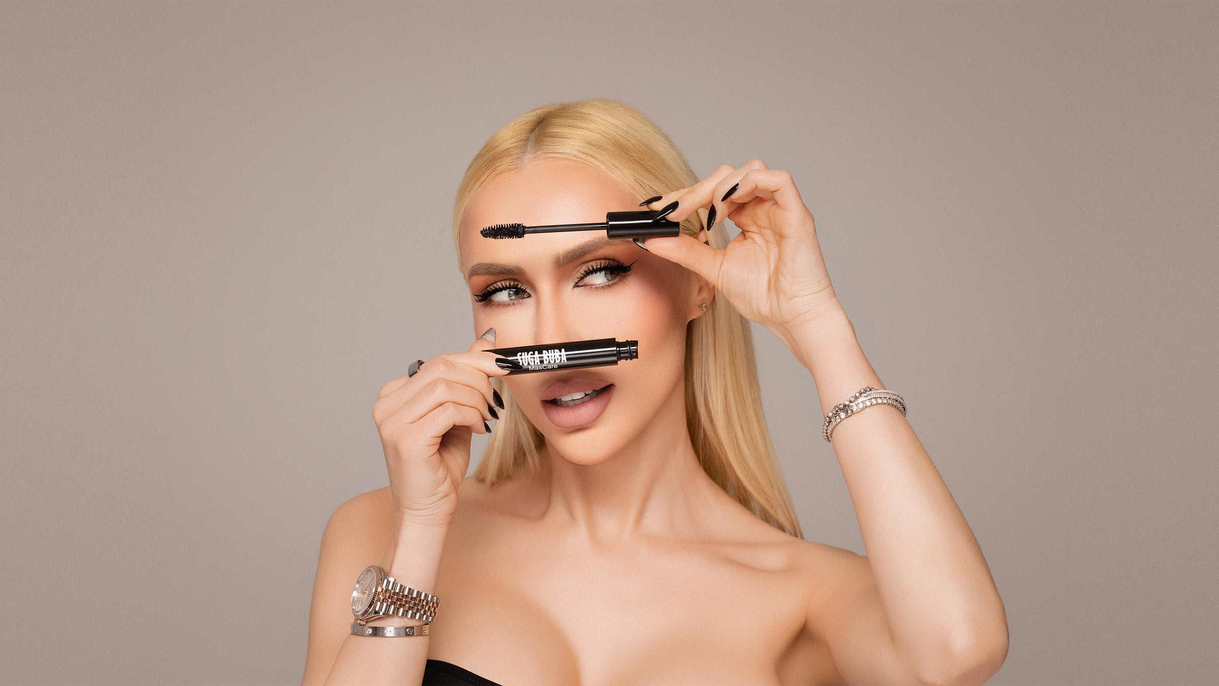Жасмин Маджид позира с MasCare Спирала и серум за мигли 2 в 1 Jasminne Majid with MasCare 2 in 1 Mascara and serum SkinCare Infused Makeup collection SUGA BUBA луксозна и натурална козметика