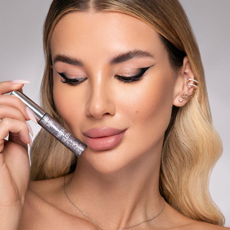 Модел позира с блестяща очна линия Hologram metal glow
Shimmering eyeliner Hologram metal glow
SUGA BUBA