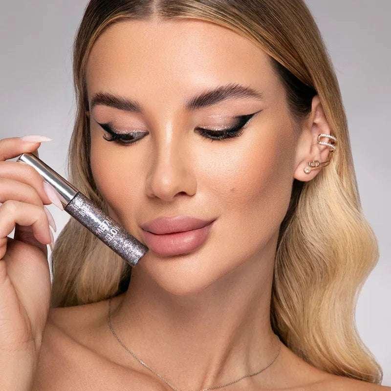 Модел позира с блестяща очна линия Hologram metal glow
Shimmering eyeliner Hologram metal glow
SUGA BUBA