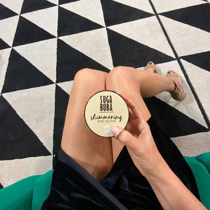 Модел позира с блестящ бътър за тяло с бял трюфел
Shimmering body butter with white truffle
SUGA BUBA