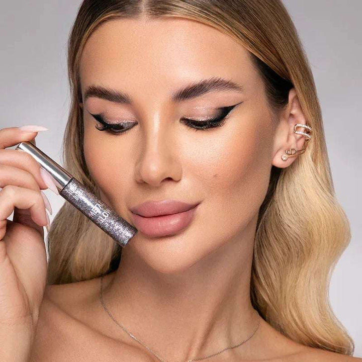 Модел позира с блестяща очна линия Hologram metal glow
Shimmering eyeliner Hologram metal glow
SUGA BUBA